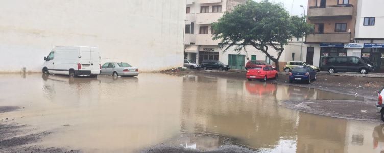 Los bomberos actúan en una treintena de incidencias  en la isla por la lluvia