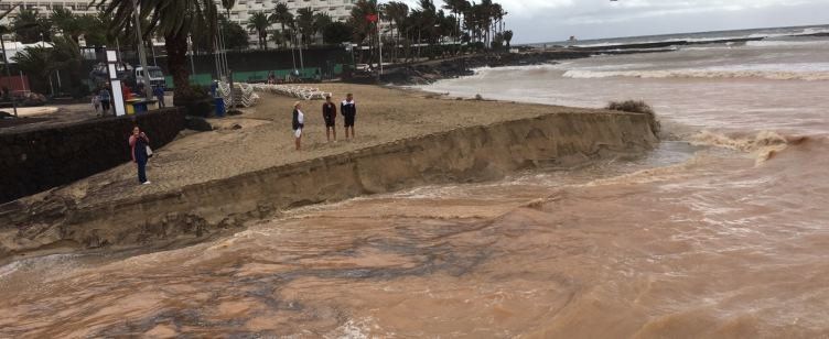 El temporal desborda el barranco del Hurón y devora parte de la playa de Las Cucharas
