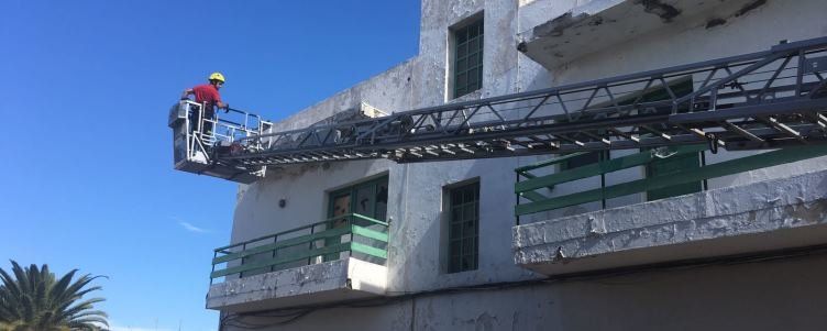 Se desprende parte de un balcón de una casa abandonada en Valterra
