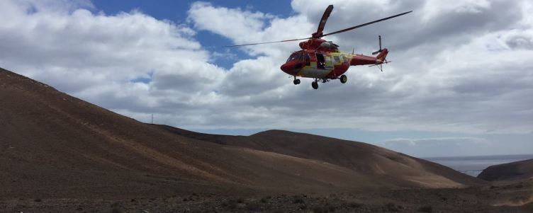 El helicóptero del GES rescata a un pescador tras caer al mar en Las Maretas en Playa Blanca