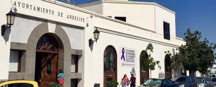 El Ayuntamiento de Arrecife lucirá en su fachada el lazo violeta contra la violencia de género