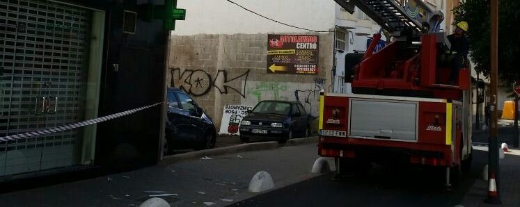 Cae sobre la calzada el cartel de la antigua sede del PSOE en Arrecife