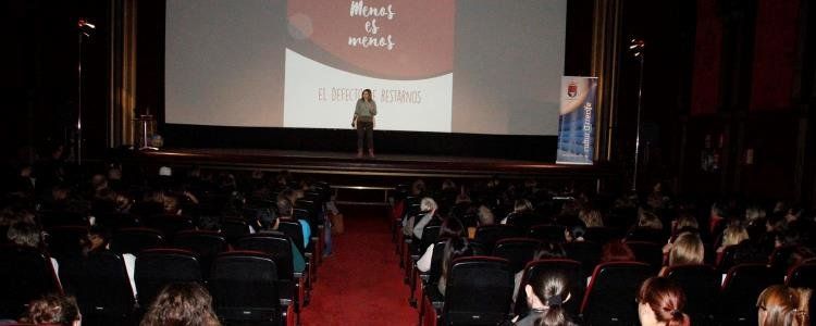 Elena Martín Calvo llena de alegría el Teatro Atlántida con sus Virtudes y Defectos