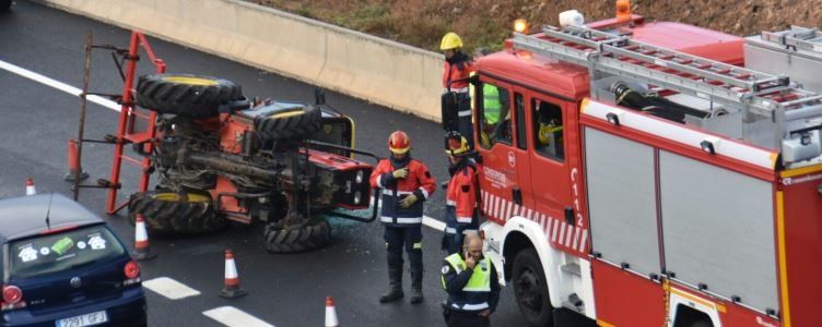 Una joven herida leve tras chocar con su coche contra un tractor