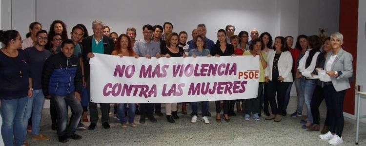 Los socialistas se concentran contra la violencia de género en su Casa del Pueblo de Valterra
