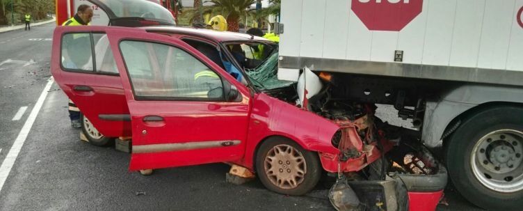 Herido un hombre en la colisión de un coche con un camión en la LZ 34 en Costa Teguise