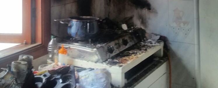 Los bomberos extinguen un incendio en la cocina de una vivienda de Playa Honda