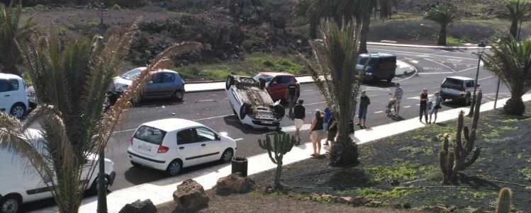 Vuelca un coche en Costa Teguise tras chocar contra otro vehículo que estaba aparcado