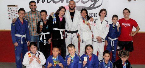 Deportistas de la Escuela Mencey se cuelgan en Inglaterra once medallas en el europeo junior de jiu jitsu
