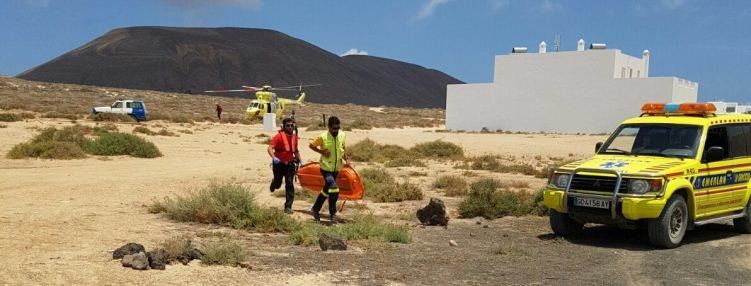 Herida una mujer tras sufrir una caída en la Playa de Pedro Barba en La Graciosa