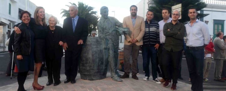 San Bartolomé rinde homenaje a la tonelería con la instalación de la escultura "El tonelero"