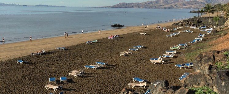 NC critica que el gobierno de Tías haya dejado de recaudar 120.000 euros por las hamacas de Puerto del Carmen