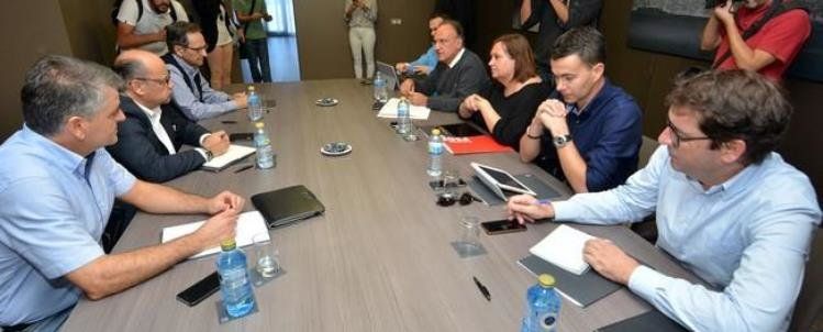 El pacto regional entre CC y PSOE sigue adelante con desconfianzas