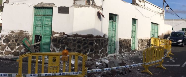 Se derrumba el techo de un pequeño supermercado abandonado en Máguez