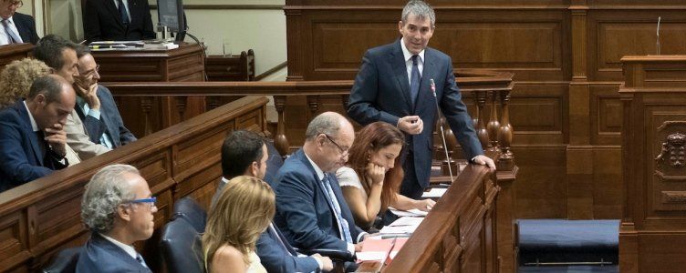 El PSOE vota contra CC en el Parlamento y apoya enmiendas del PP al reparto del Fdcan