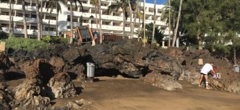 Vuelca un vehículo que realizaba obras en el Hotel Fariones cerca de la playa