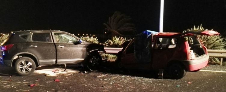 Un muerto y dos heridos graves en una colisión frontal cerca de Playa Honda