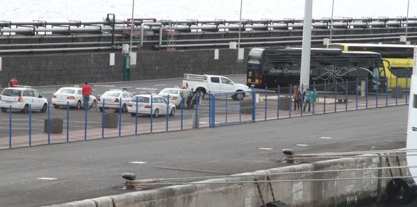 Arrecife aprueba el reglamento del taxi con más plazas y turnos organizados en el puerto