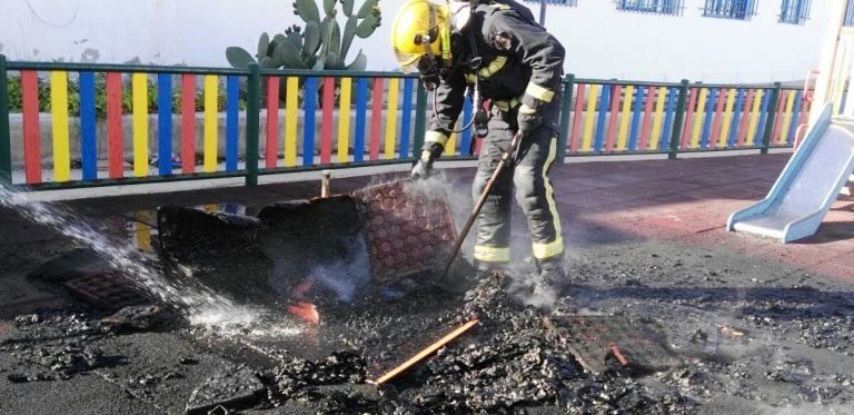 Los bomberos apagan el fuego en un parque infantil de Arrecife