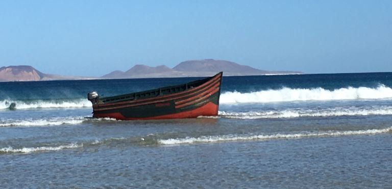Llega una patera con trece inmigrantes a la playa de Famara