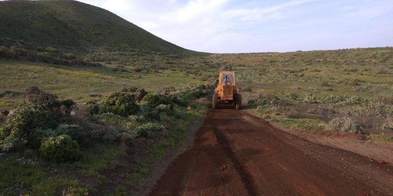 El Ayuntamiento de Haría está acondicionando el camino de Guinate a la Montaña de Gayo