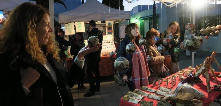 La artesanía típica de Lanzarote toma el nuevo mercado de los miércoles de Pueblo Marinero