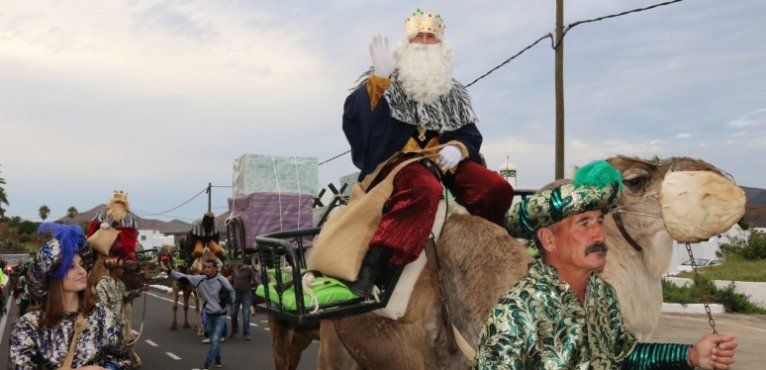 Yaiza y Playa Blanca dieron un recibimiento multitudinario a los Reyes