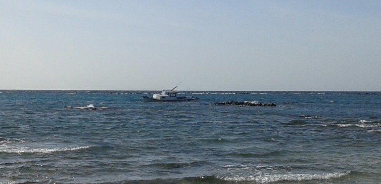 Una pequeña embarcación encalla en la playa de El Reducto