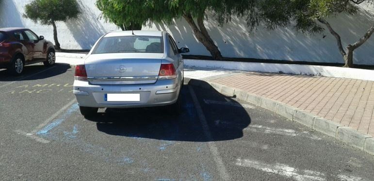 Denuncian el uso indebido de una plaza de aparcamiento para minusválidos en Tías