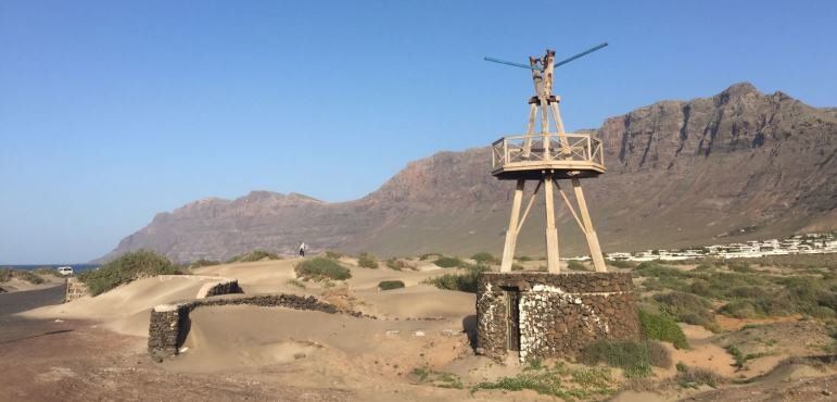 Un lector denuncia que el Molino de Famara siga sin aspas dos años después del temporal