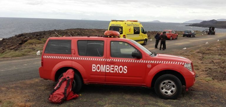 Los bomberos rescatan a un parapentista herido leve en Tinajo