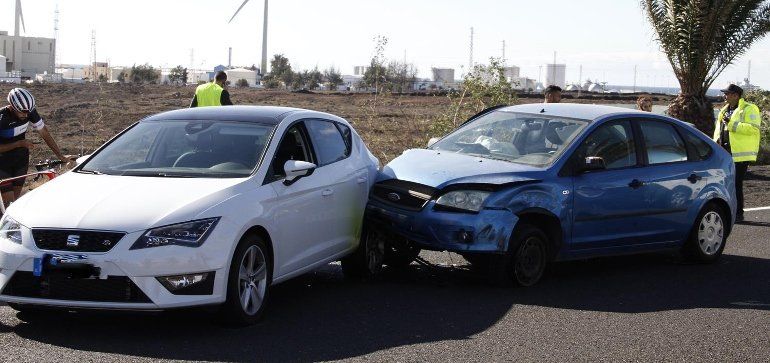 Tres coches colisionan en la avenida de Las Palmeras de Costa Teguise