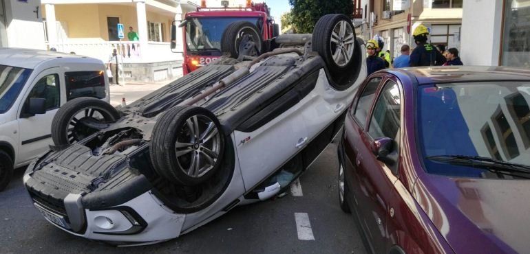 Vuelca en pleno centro de Arrecife tras chocar con varios coches y abandona el lugar