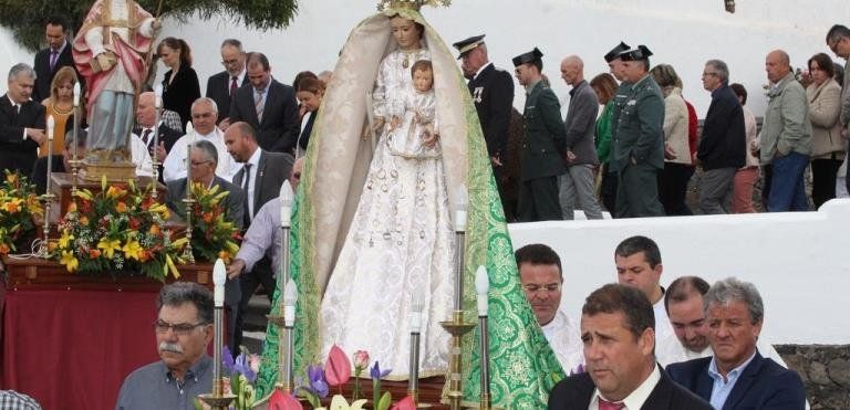 Multitudinaria procesión de la Virgen de La Candelaria en Tías