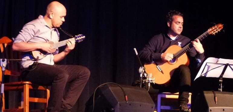 Alexis Lemes y Javier Infante ofrecen un concierto en Tinajo marcado por "un sonido más acústico"