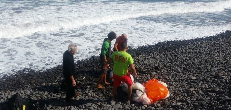 El Ren rescata a dos parapentistas que cayeron al mar en la playa de La Garita