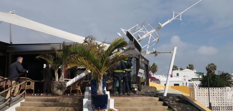 El temporal de viento y oleaje deja múltiples incidencias en Lanzarote