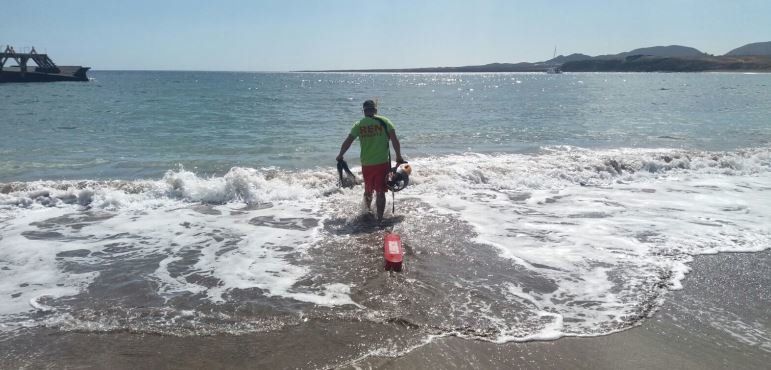 El Ren rescata a un bañista en apuros en la playa de La Garita