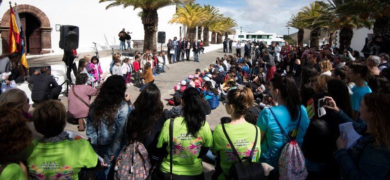 Los escolares de Lanzarote rinden homenaje en Femés al autor de Mararía