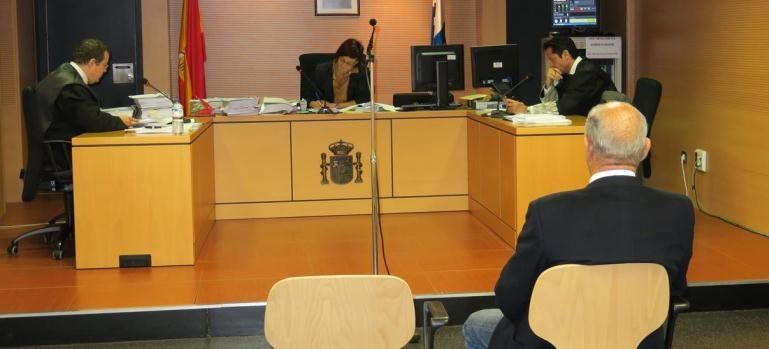 La juez ordena abrir diligencias contra el testigo amigo de Dimas y tilda de mofa su declaración