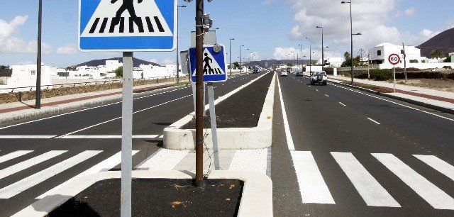 Una lectora pide "más control" y "seguridad" en la carretera que une Arrecife, Tahíche y Haría