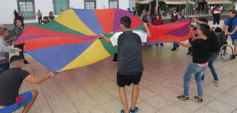 Los niños empiezan a disfrutar del Carnaval de Arrecife con pintacaras, música y manualidades