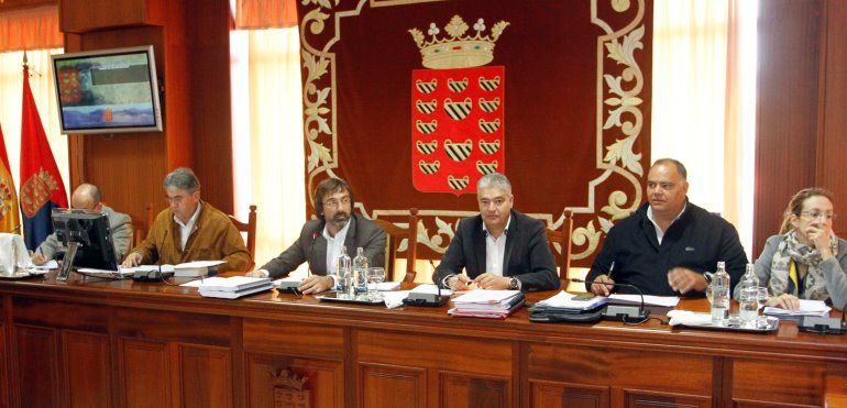 El grupo de gobierno del Cabildo aprueba en solitario el presupuesto de 2017 en un Pleno tenso