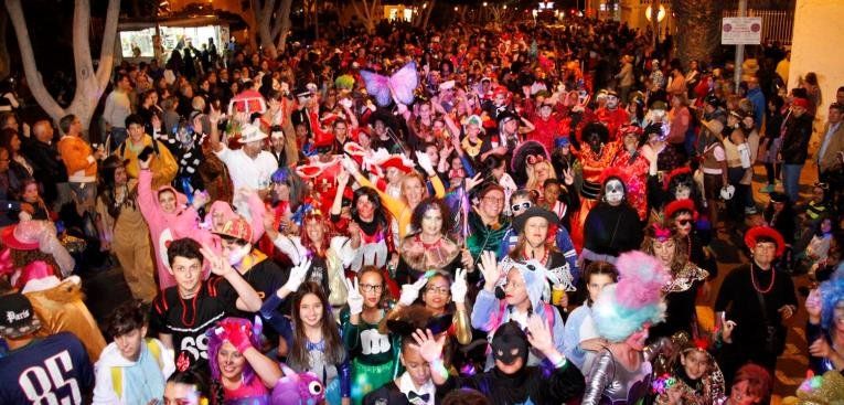 Miles de mascaritas participan en el gran coso de Carnaval de Arrecife