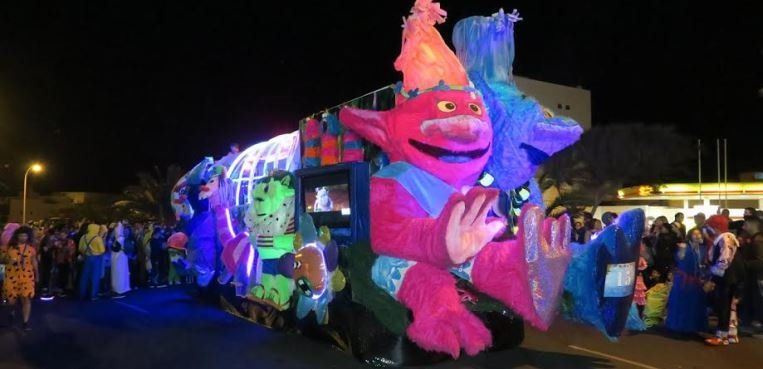 "Los Trolls" consigue el primer premio en el desfile de carrozas de Arrecife