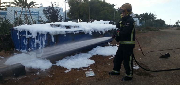 Los bomberos apagan el fuego de un contenedor en Playa Blanca