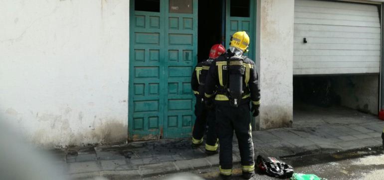 Incendio sin heridos en un garaje de Arrecife
