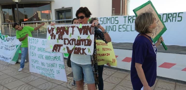 The Kellys protest the statements of the director of the Rubimar hotel on La Sexta