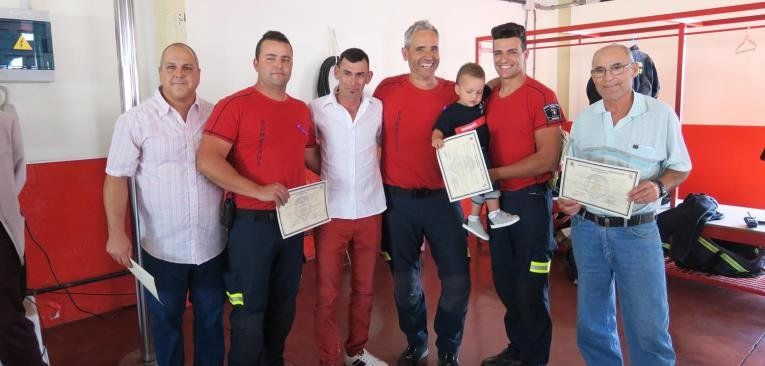 Los bomberos reciben el agradecimiento de una familia a la que salvaron de un incendio en 2011