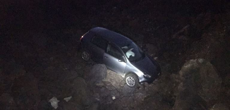Un coche se sale de la carretera en Yaiza y queda abandonado